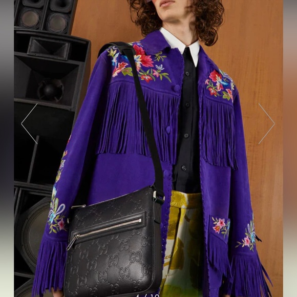 all-over embossed logo print
adjustable shoulder strapzip-fastening pocket - Picture 2 of 3